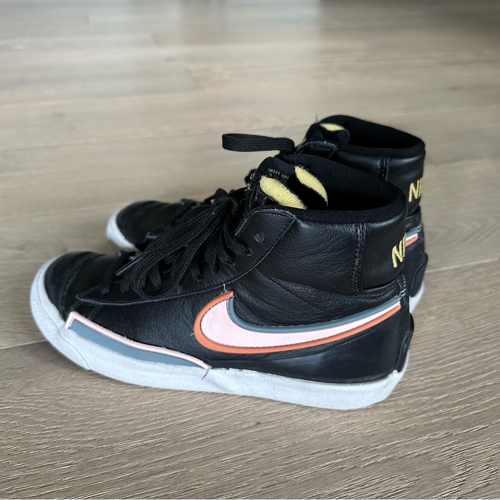 Women’s 6.5 Nike blazers